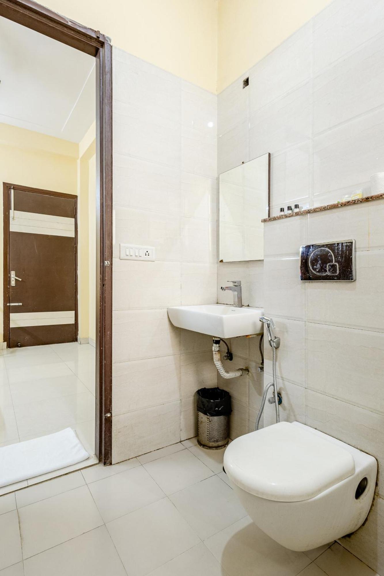 Lime Tree Studio Near Fortis Gurgaon Exteriör bild